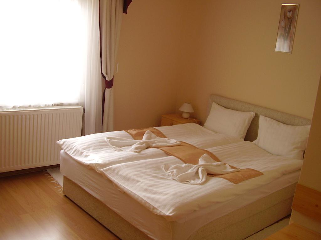 Alexandra Apartman Bed & Breakfast Kalocsa Room photo