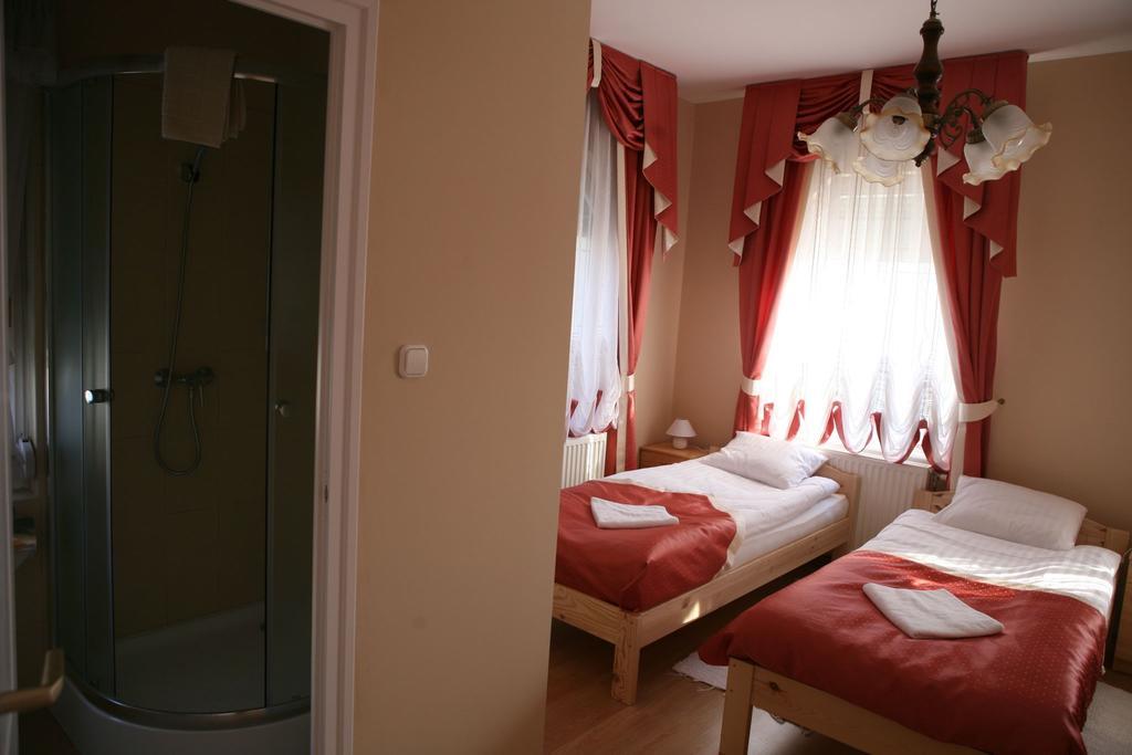 Alexandra Apartman Bed & Breakfast Kalocsa Exterior photo